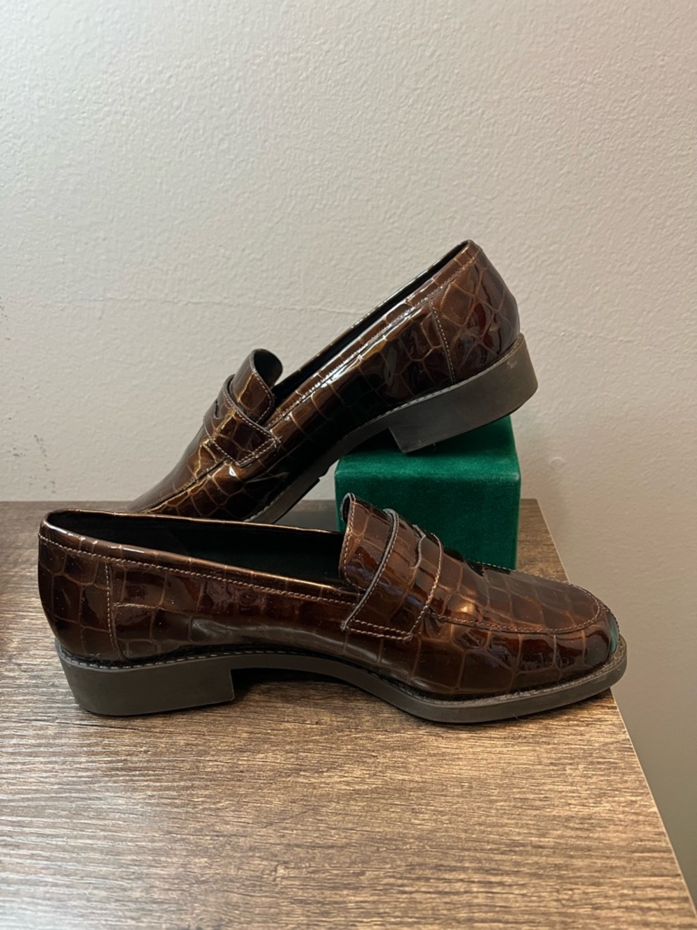 Bandolino Brown Croc-Embossed Patent Leather Loafers Sz 7 EUC - Picture 2 of 7